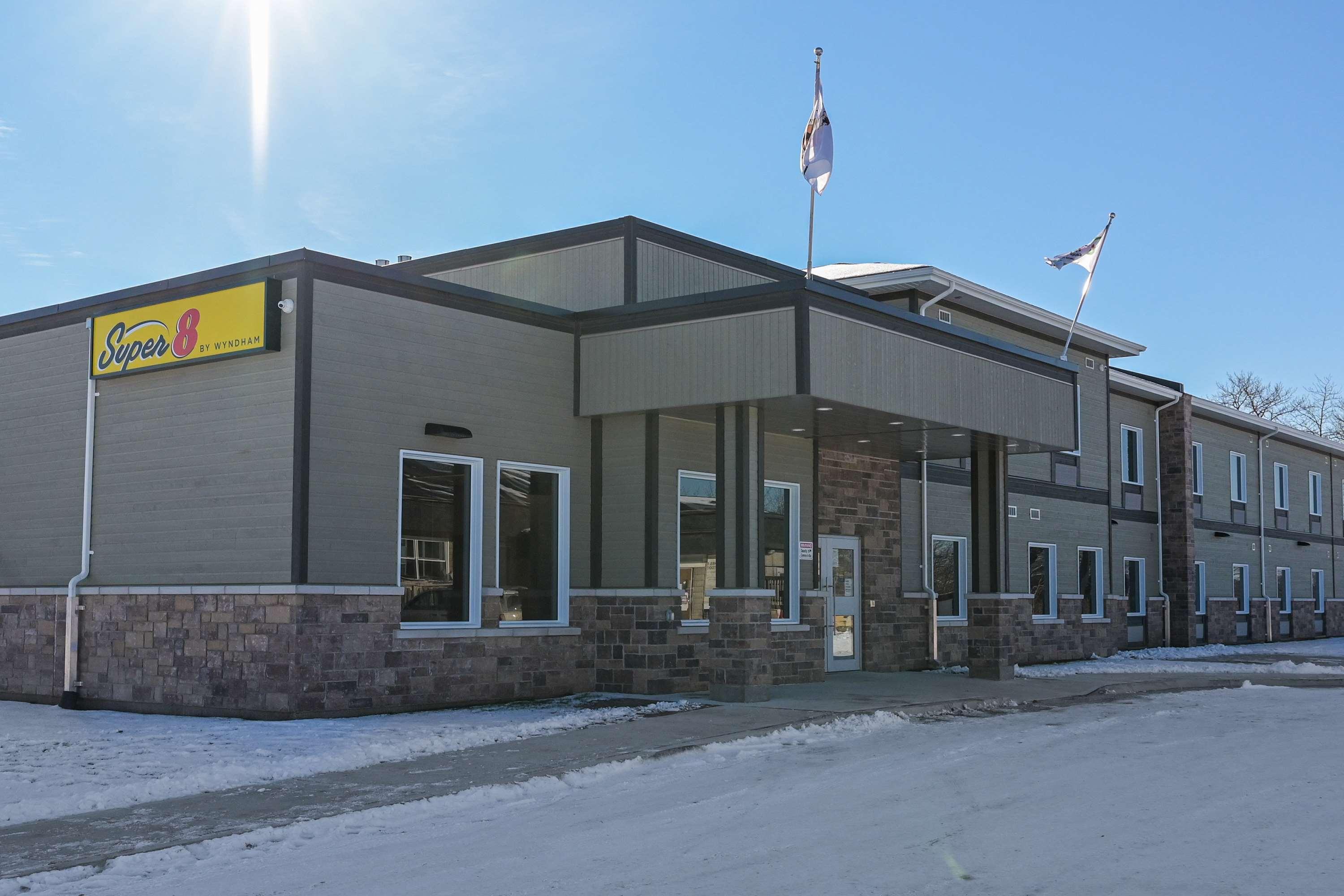 Super 8 By Wyndham Moosonee Hotel Exterior photo